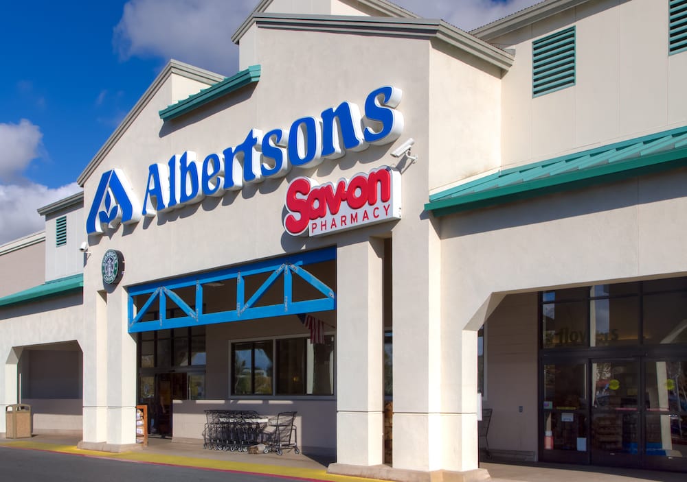 SIMI VALLEY, CA/USA - JANUARY 23, 2016: Albertsons grocery store exterior and logo. Albertsons Companies Inc is an American grocery company.