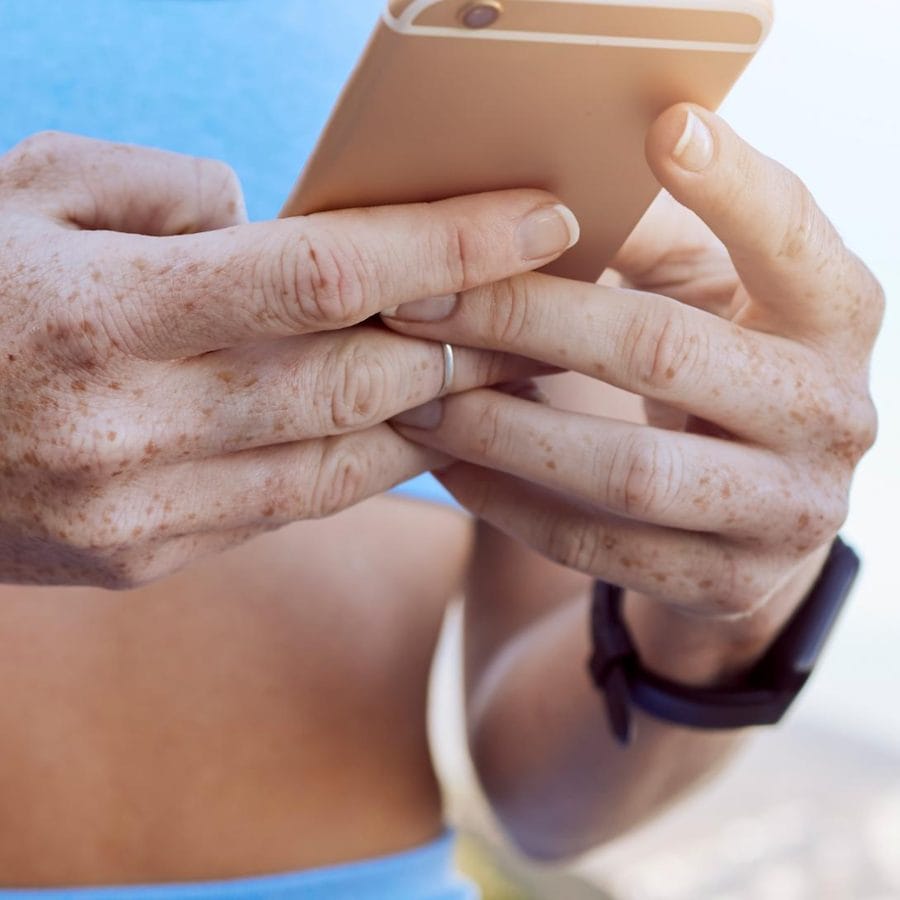 Lumen Reviews 2023: A Comprehensive Analysis of Metabolism Tracker 4 A person setting up a Lumen device, a handheld device that measures metabolic health